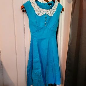 Vintage look, lace collar dress